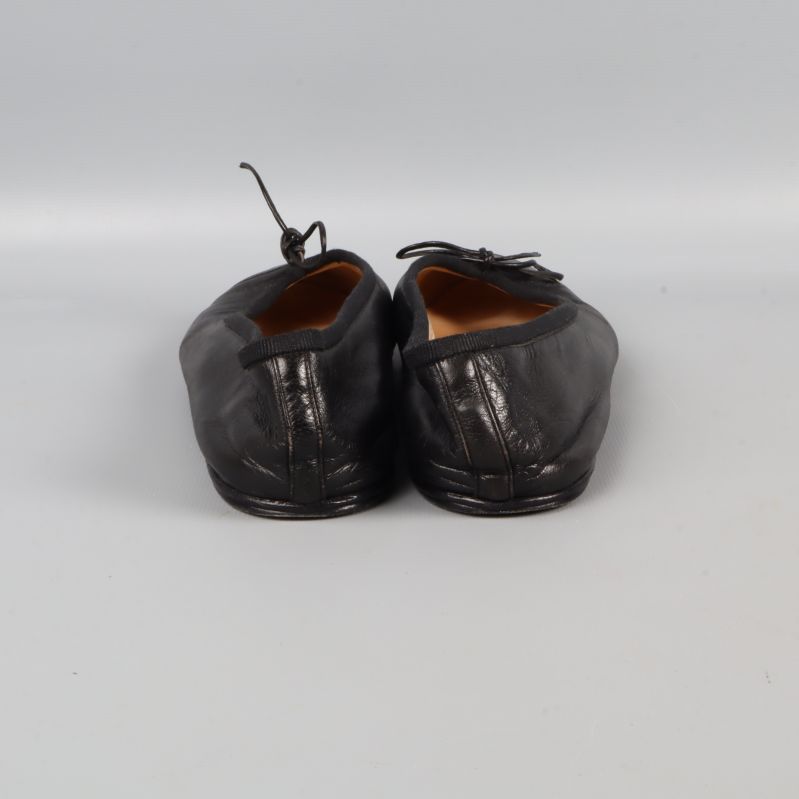 Baksidan av svarta ballerina med diskreta söm-detaljer