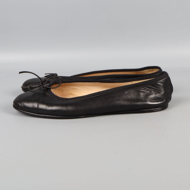 Sidovy av svart ballerina med enkel rosett