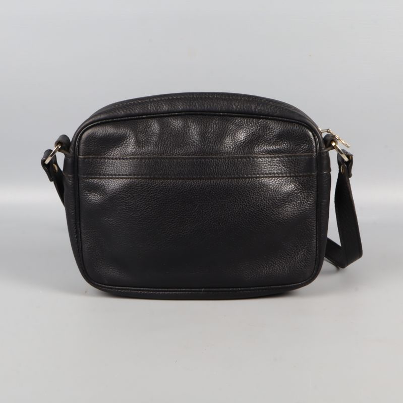 Baksidan på svart läderväska visas i sin helhet