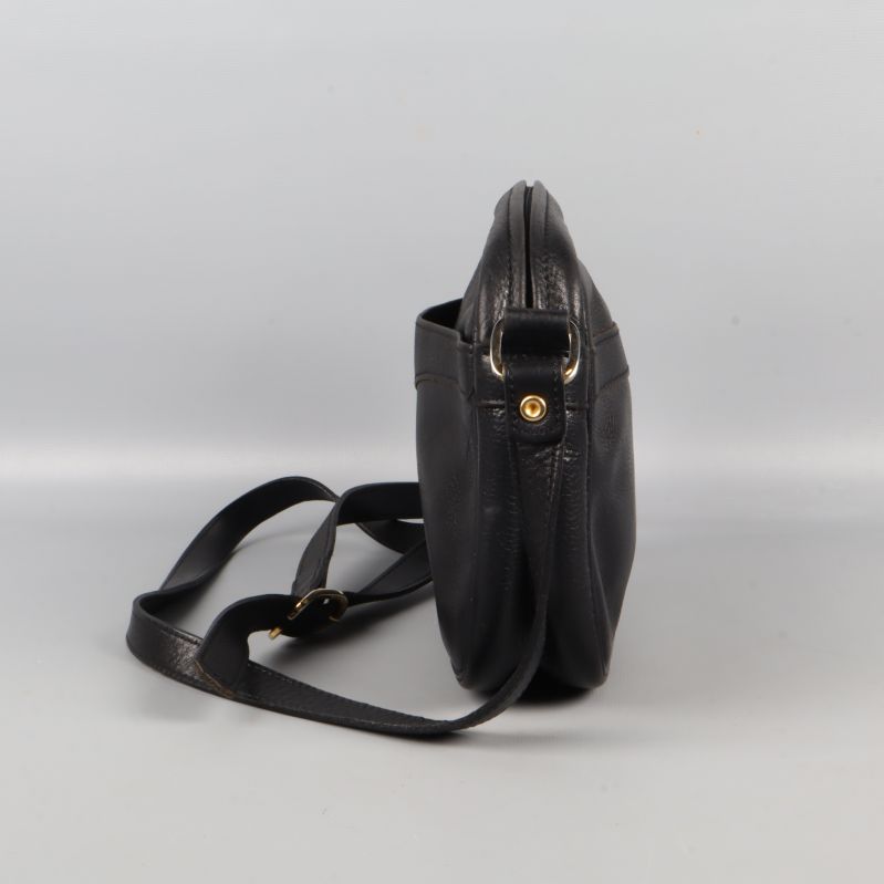 Läderväska sedd från kortsidan med guldfärgat beslag