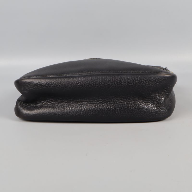 Undersidan av svart läderväska 