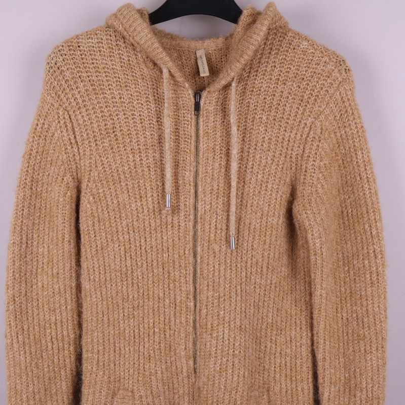 Stickad hoodie framtill med dragkedja och synlig struktur