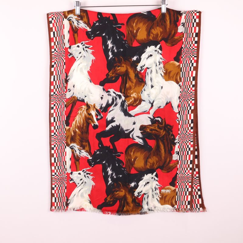 Färgglad sjal med hästmönster och rutiga kanter