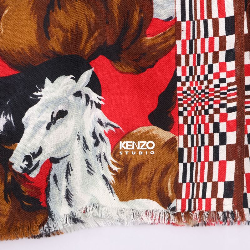 Närbild på Kenzo logotyp och mönstrad sjalkant