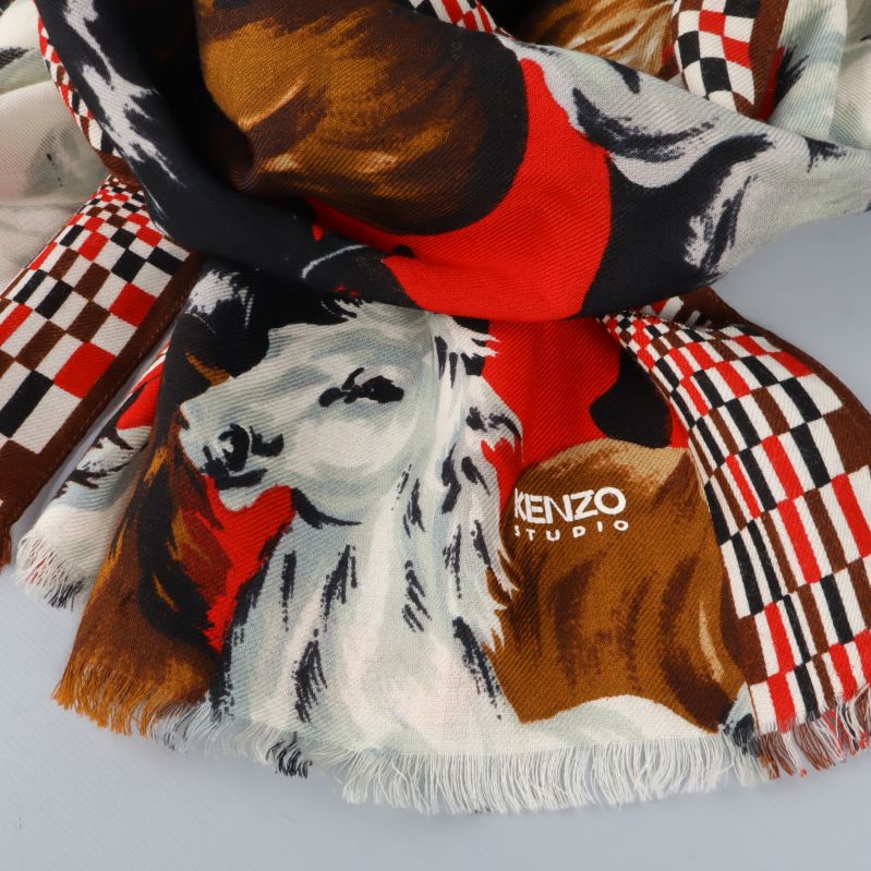 Närbild av Kenzo Studio-text och fransad kant