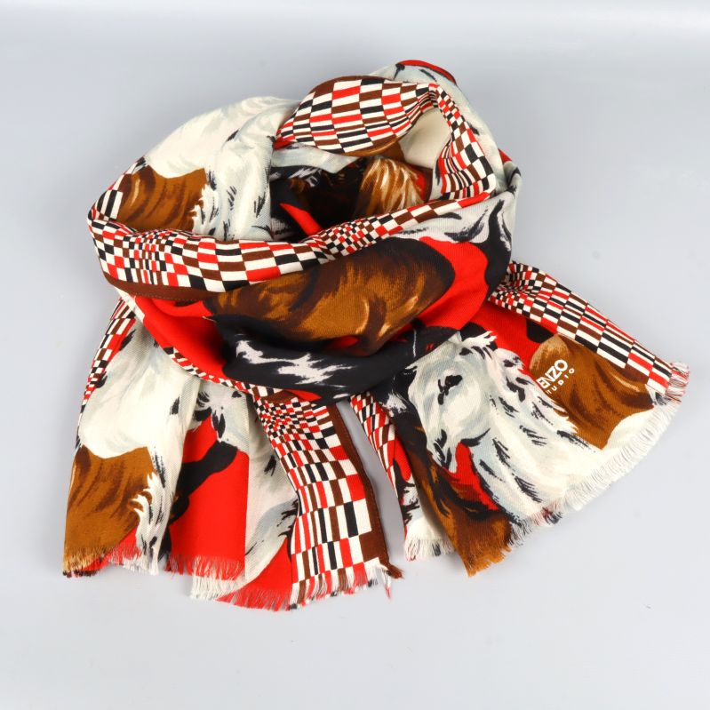 Sjal i rött med brun-vita hästar 