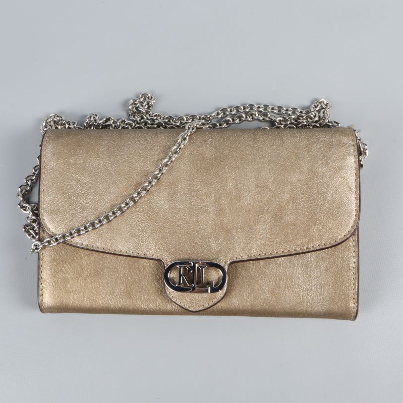 Guldmetallic axelremsväska med kedjerem ovanpå