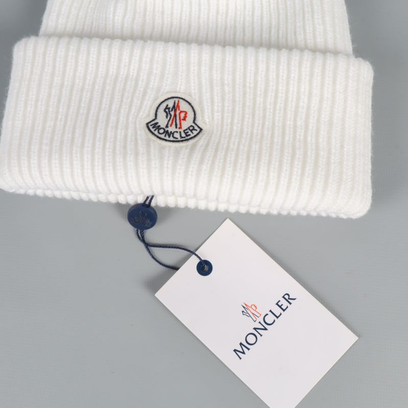 Närbild på Moncler-logotyp och hängande etikett vid kanten