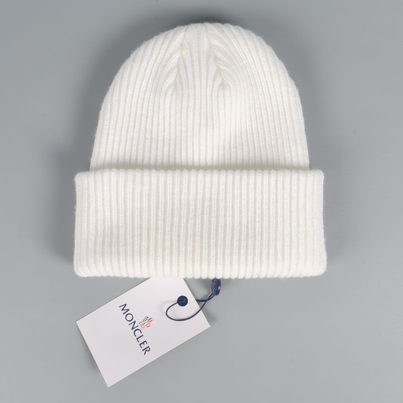 Ribbstickad mössa i helvitt sedd bakifrån