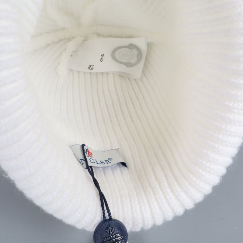 Insidan av mössa med synlig etikett och märkning