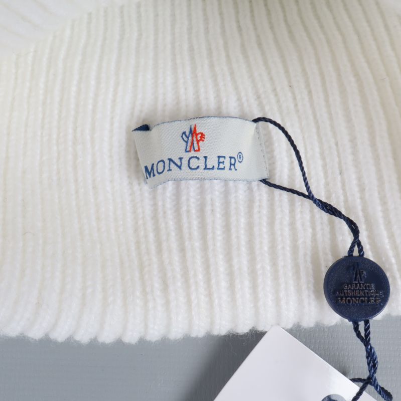 Mössa med Moncler-märkt tygband vid uppvikt kant