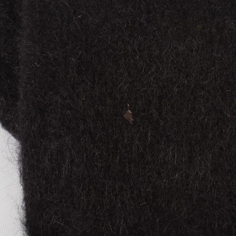 Närbild på detalj av den svarta halsduken