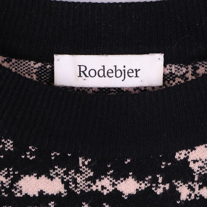Rodebjer logotyp på sydd etikett vid kragen