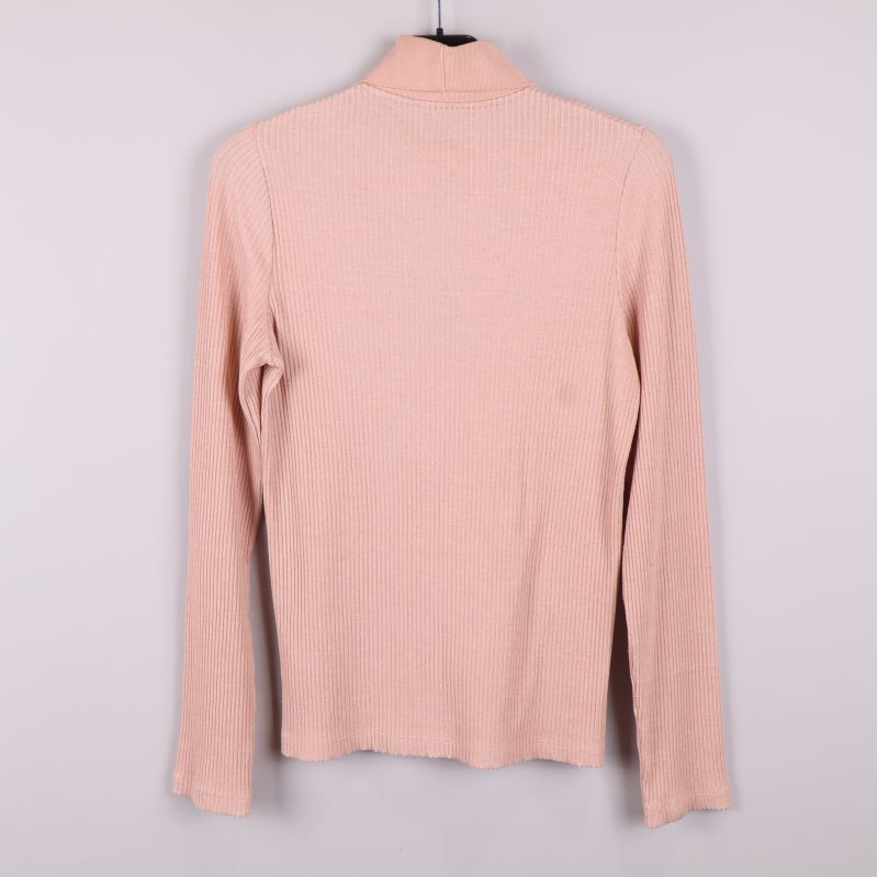 Baksidan av ribbstickad topp i rosa