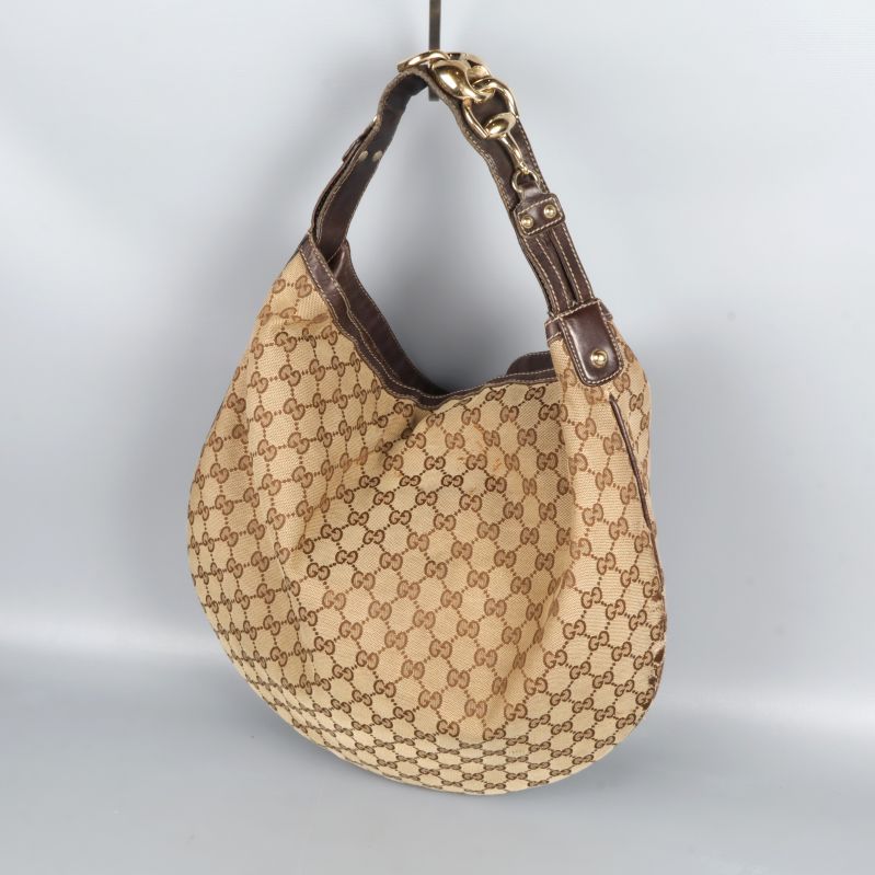 Beige axelväska med brunt GG-mönster och läderdetaljer