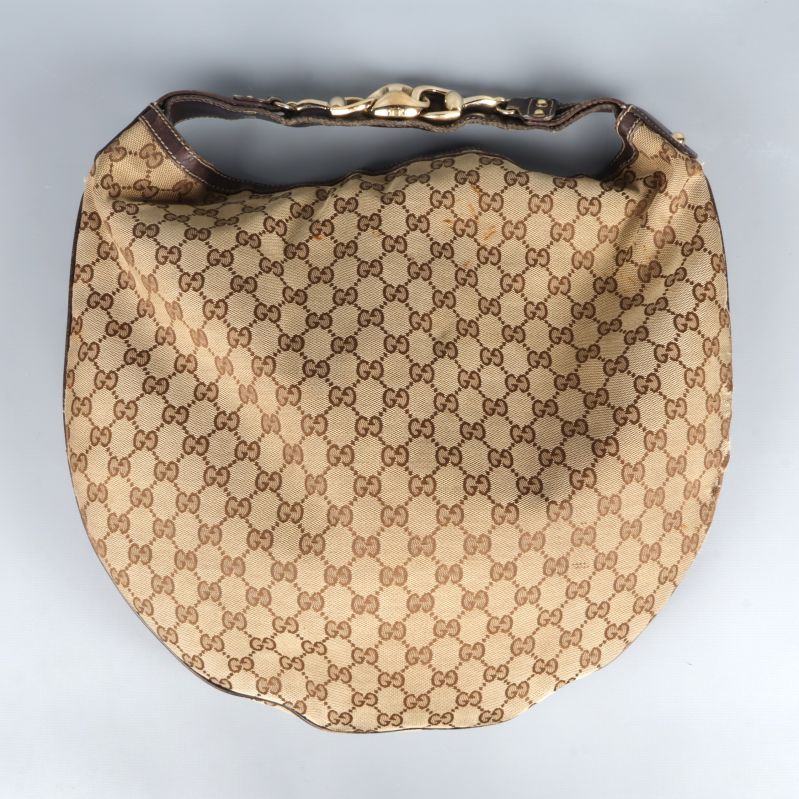 Framsida av beige väska med brunt GG-monogram