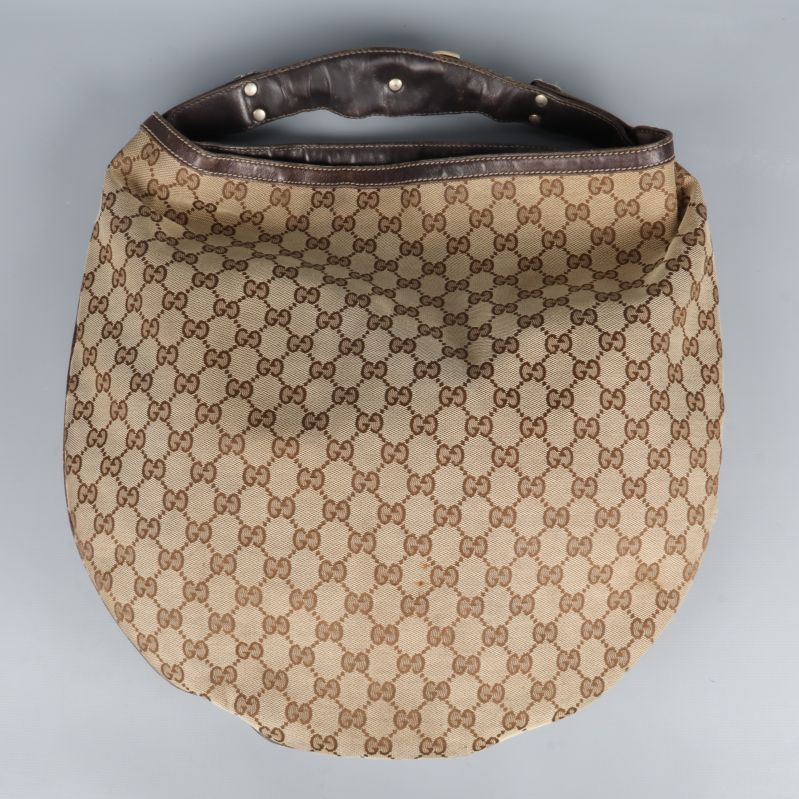 Baksida av beige väska med GG-monogram