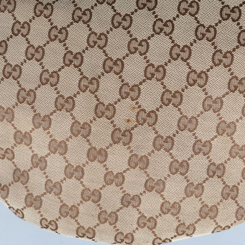 Närbild liten fläck på beige väskans tyg