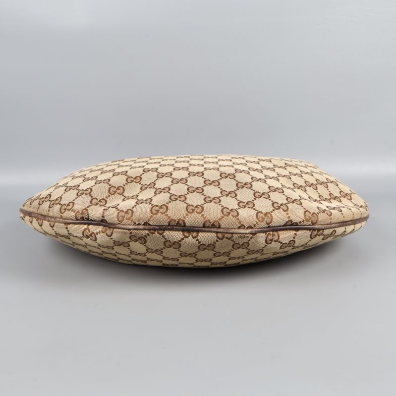 Väska sedd nerifrån med mjuk botten och GG-mönster