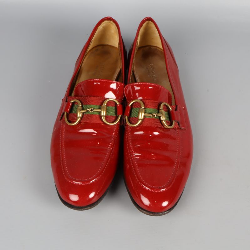 Loafers i rött lackskinn sedd framifrån med spänne