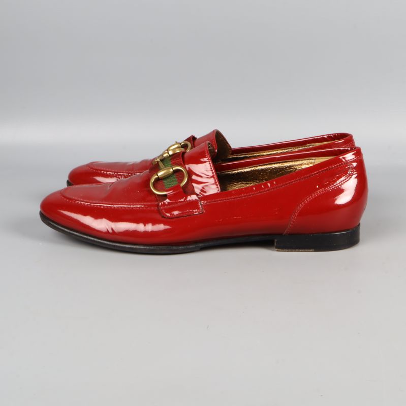 Sida med gulddetalj och hel lackyta