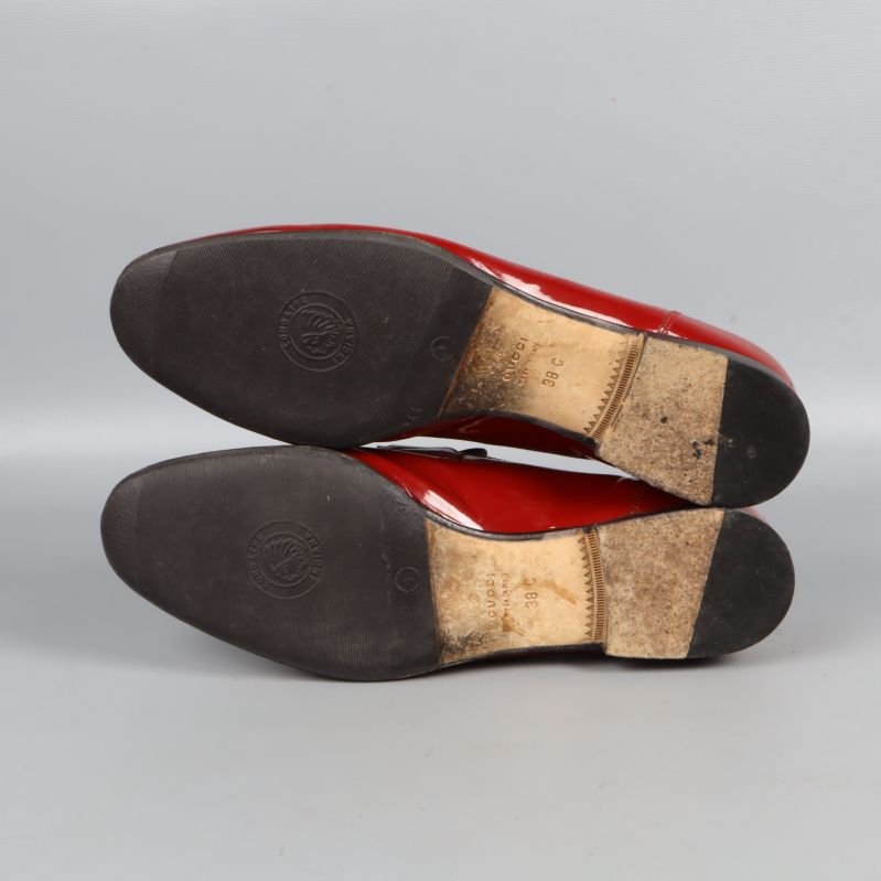 Undersida på båda loafers med logotyp och slitage