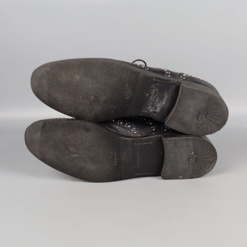 Slitage på svarta gummisulor under brogues