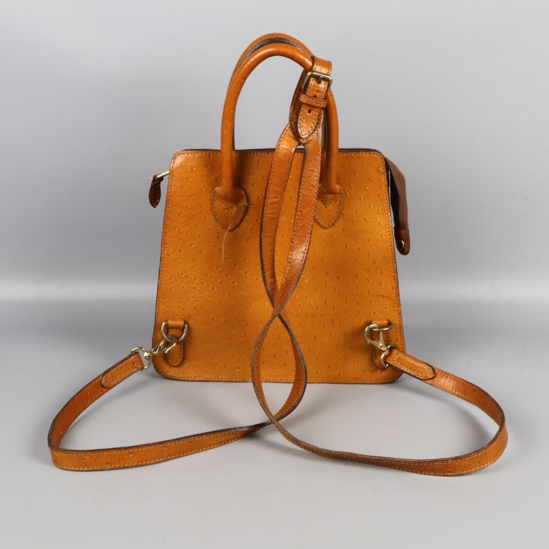 Baksidan på brun väska med justerbara axelremmar