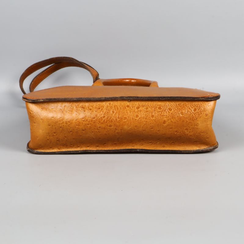 Undersidan på brun Mulberry-väska med präglad struktur