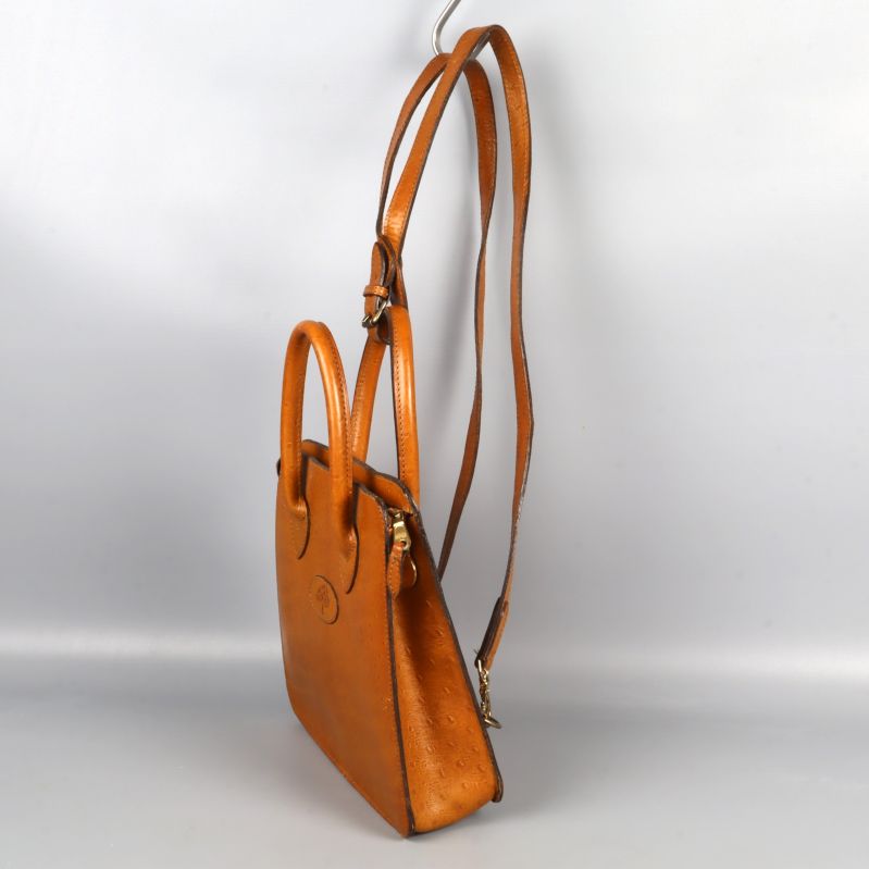 Brun Mulberry-väska upphängd med långa axelremmar synliga