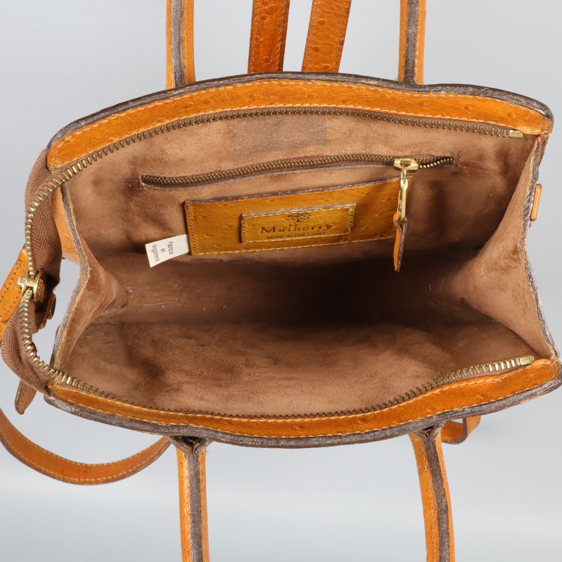 Väskans insida med brunt foder och innerficka med dragkedja