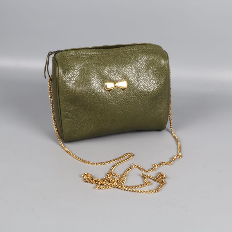 Grön axelremsväska med guldkedja visad framifrån