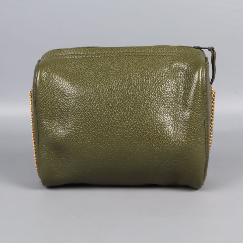 Ryggsidan på grön axelremsväska med tydlig struktur