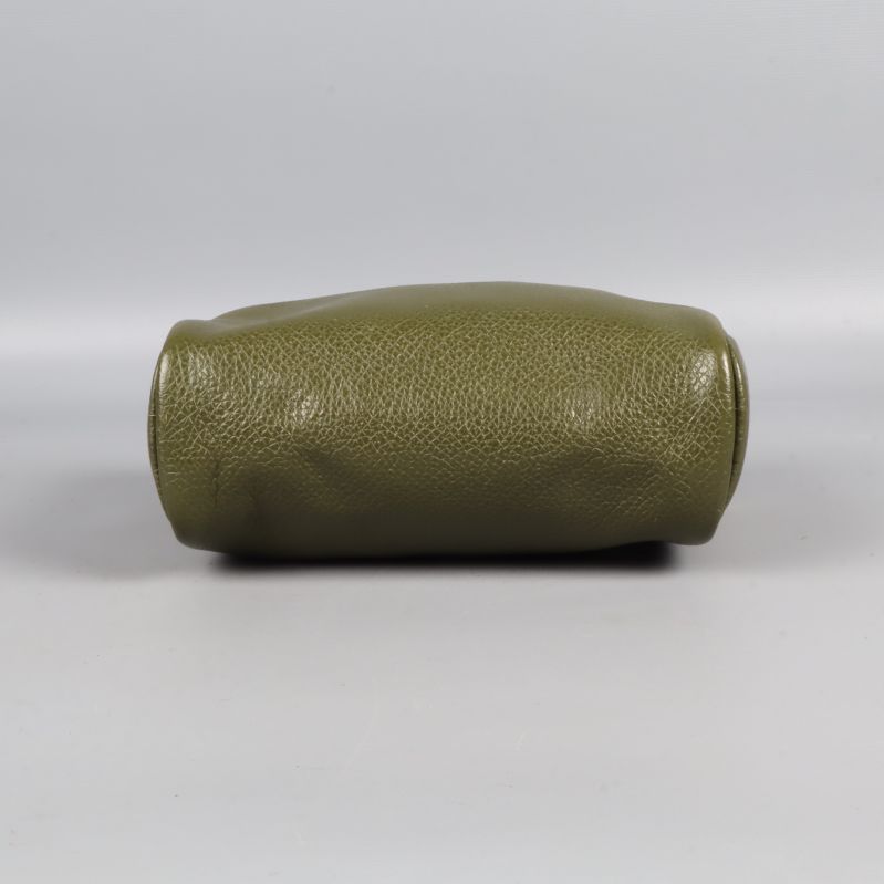 Undersidan på grön axelremsväska med struktur