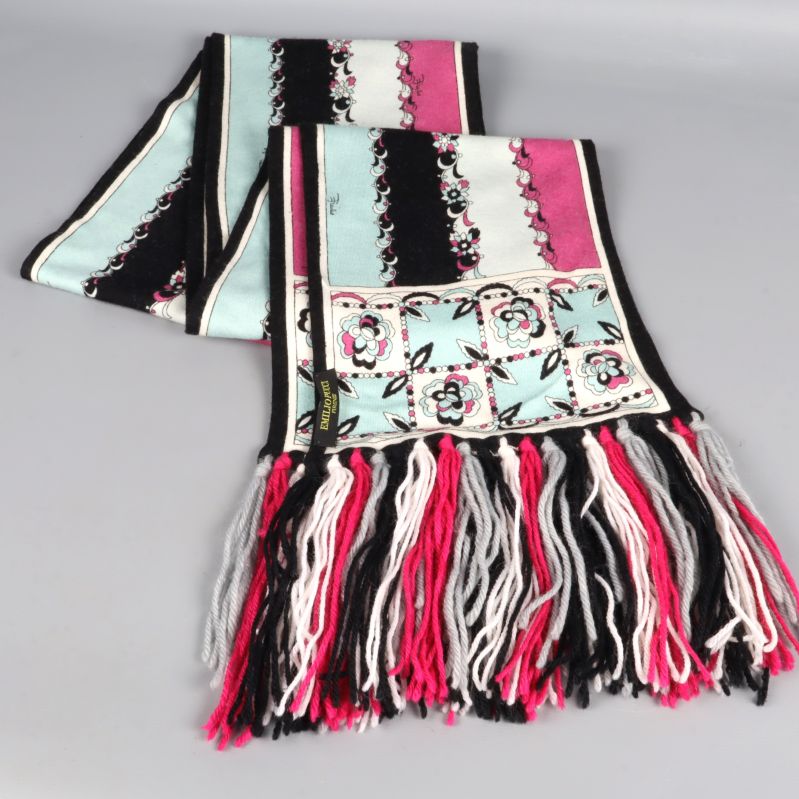 Halsduk med randigt och grafiskt mönster