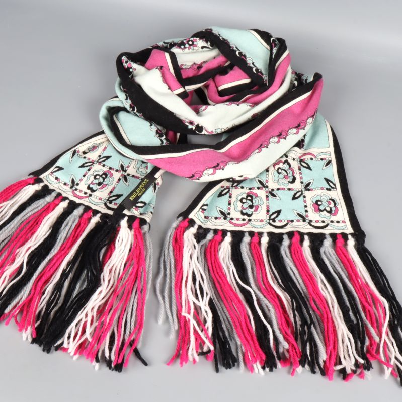 Halsduk liggande med synliga ränder och långa fransar