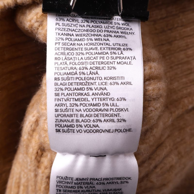 Materiallapp med fiberinnehåll på tröjan