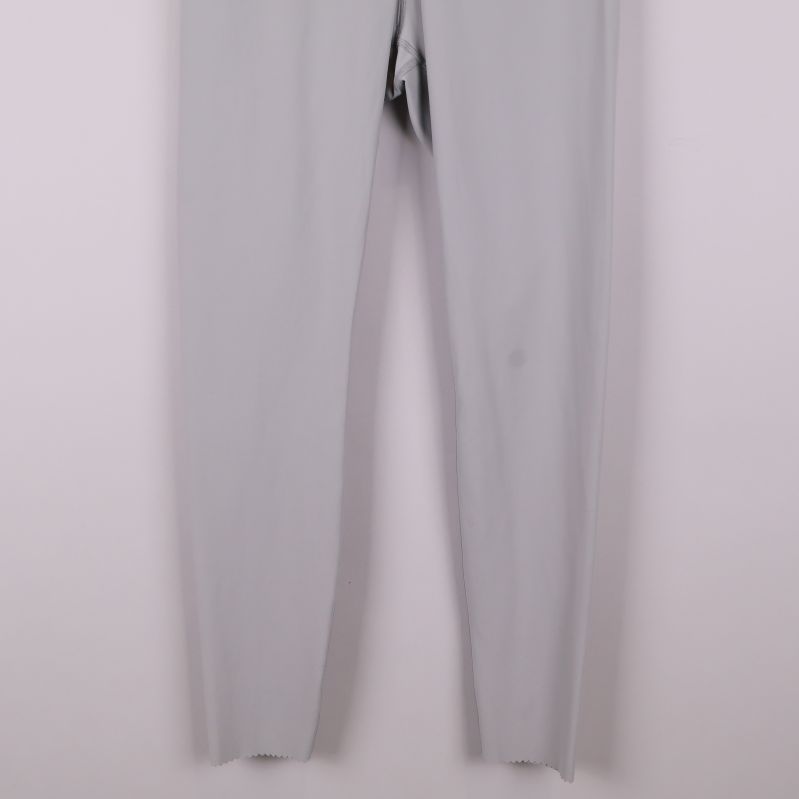 Benavslut på ljusgrå leggings med rak kant
