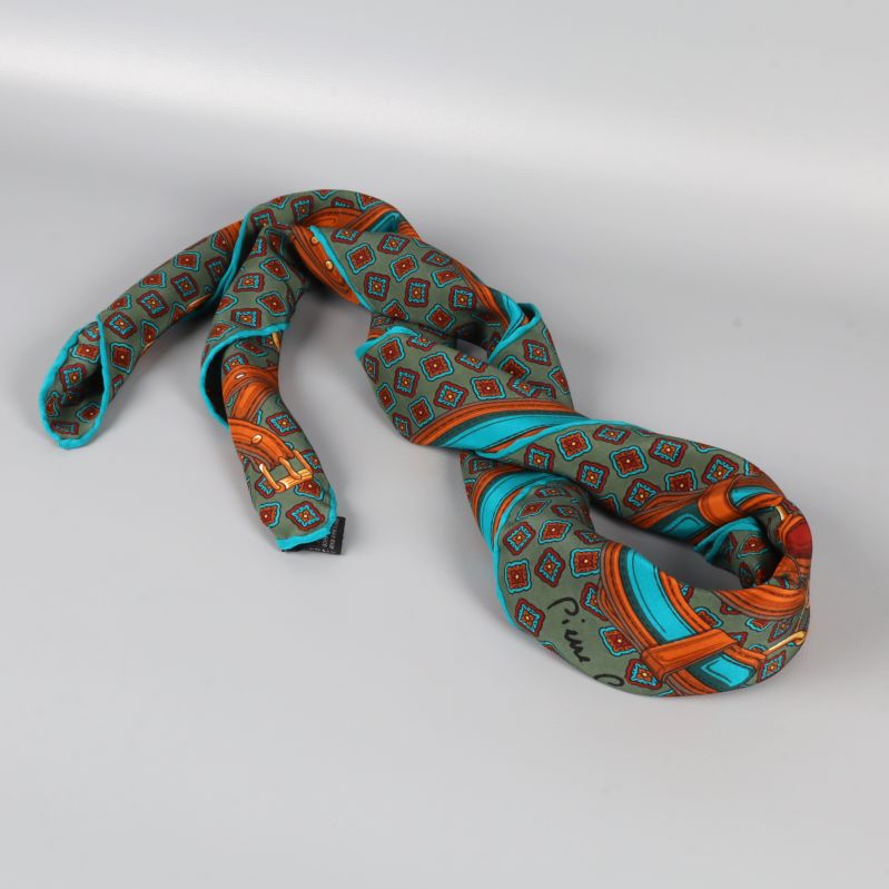 Scarf ihoprullad och formad till en långsmal accessoar