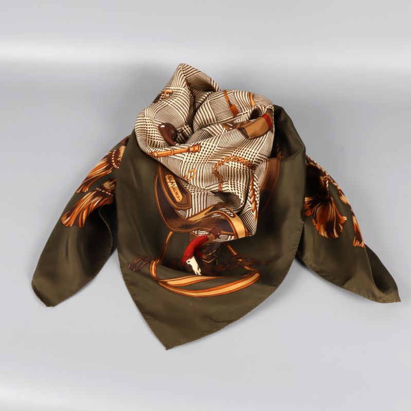 Scarf vikt med synligt rutmönster och bruna kanter