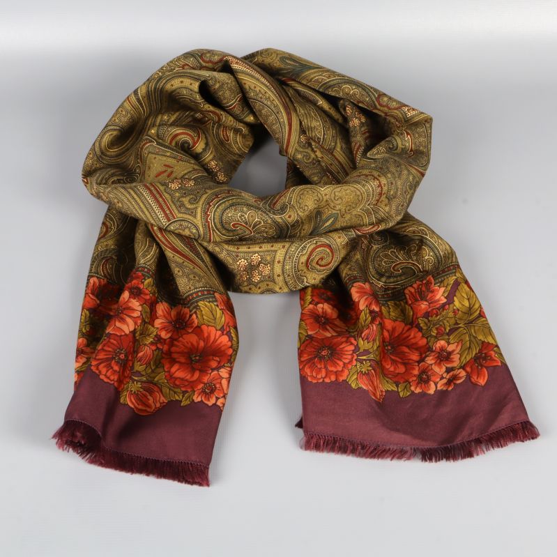 Sjal från Kenzo ihopvikt i loop på vit bakgrund