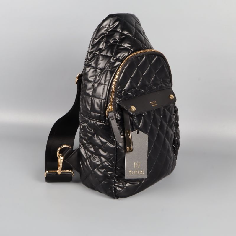 Quiltad crossbody-väska i svart sedd snett framifrån