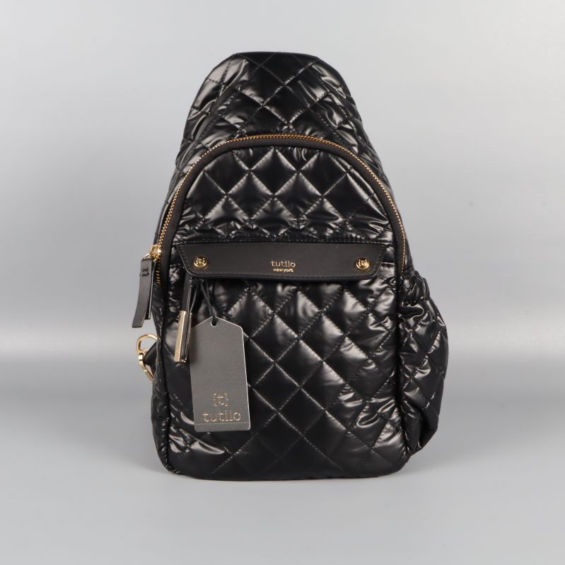 Framsidan av svart quiltad crossbody-väska med dragkedjefack