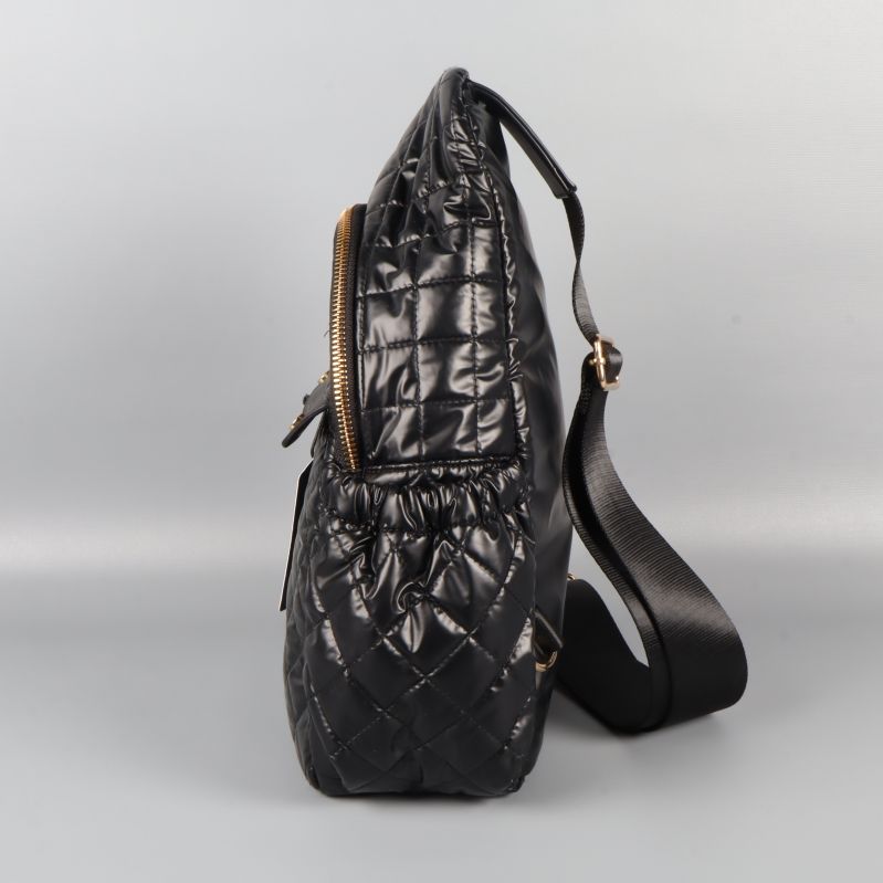 Andra sidovy av svart quiltad crossbody-väska med elastisk ficka