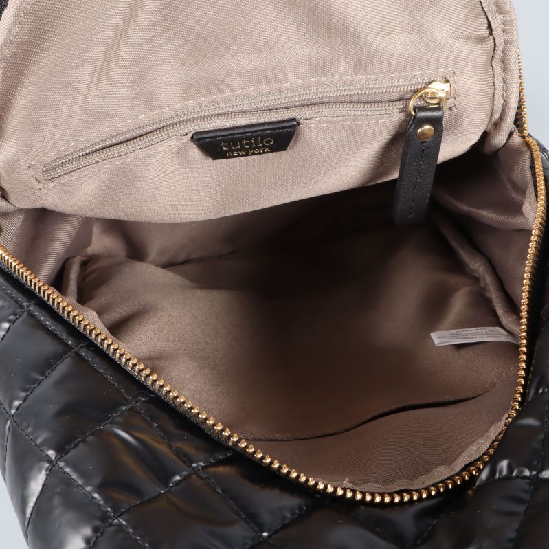 Öppen väska visar ljust innerfoder och innerfack med dragkedja