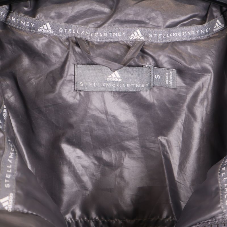 Inre märkning med Adidas Stella McCartney och storlek S i jackan