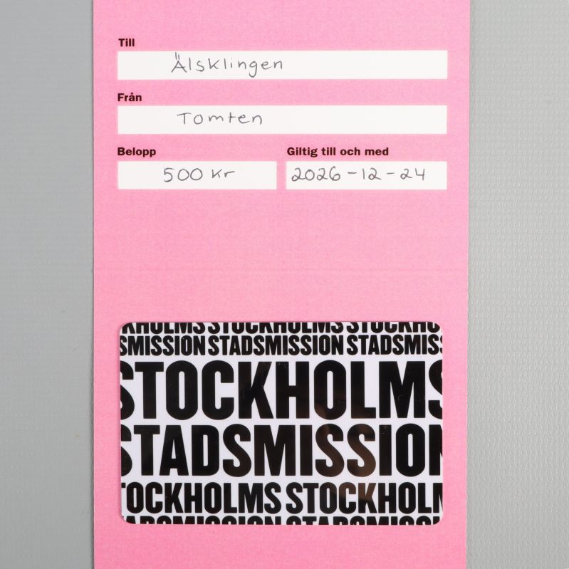 Närbild på presentkort med namn, belopp och datum ifyllt