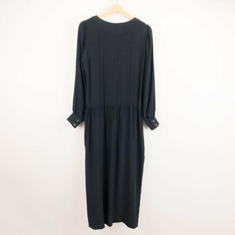 Svart lång klänning med lång ärm, visas bakifrån