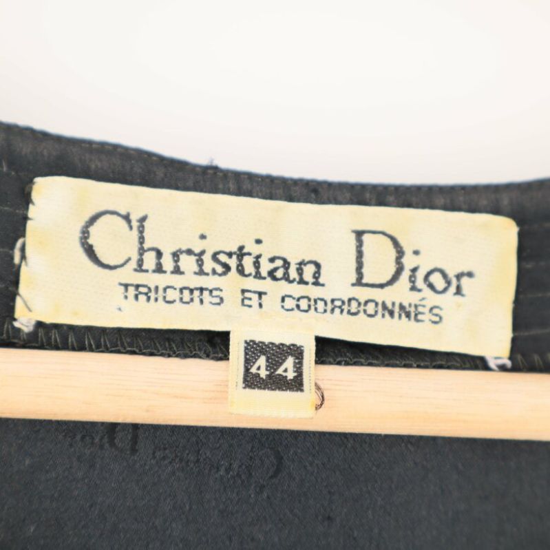 Storleks- och märkesetikett visar Christian Dior och storlek 44