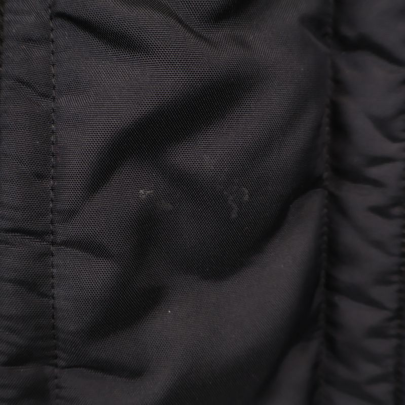 Närbild på ytan av jackan med smutsfläck